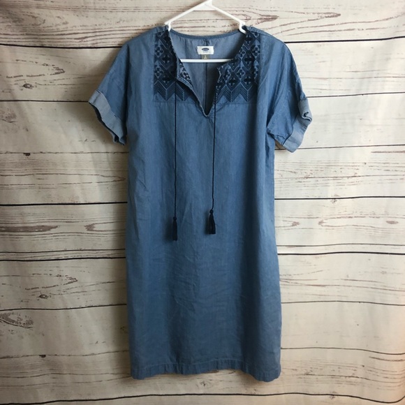 Old Navy Dresses & Skirts - Old Navy Chambray Cocoon Yoke Embroidered Dress